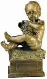 Puttó, ülő, szőlőfürtös. Méret: 12x29x16 cm Súly: 4.6 kg bronz szobor kisplasztika