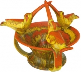 GORKA GÉZA:  Tál, három kolibrifigurával, 1932-36. Magasság: 21,5 cm  Vörös cserép, sárga, repesztett mázas, kibarnuló pirossal díszített, Bidtel máz