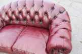 Chesterfield, antik burgundi színű bőr ülőgarn.