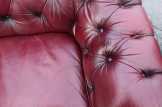 Chesterfield, antik burgundi színű bőr ülőgarn.