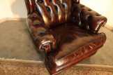 Hatalmas antik chesterfield bőr fotel.