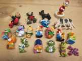 Kinder és Hupikék-törpikék figurák.