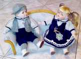 Retro népviseletbe öltöztetett porcelán babapár