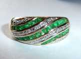14kt arany gyűrű 22 smaragd, 10 gyémánt berakással