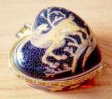 Csillagképes porcelán szelence. (Oroszlán, Bak