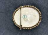 Zsáner jelenetes porcelán betétes bross 2./ Limoge