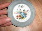 Gyönyörű ón kistányér, porcelán betéttel
