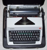 Olympia SM9 típusú régi német táska írógép ékezet 