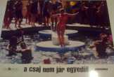 A csaj nem jár egyedül Mozis vitrinkép A csaj nem jár egyedül Mozis vitrinkép