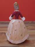 Csipkézett ruhájú porcelánbaba örökségből