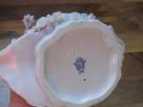 Csipkézett ruhájú porcelánbaba örökségből