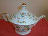 Gyönyörű porcelán tea kiöntő Gyönyörű porcelán tea kiöntő