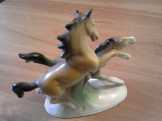 Jelzett porcelán lovacskák Jelzett porcelán lovacskák