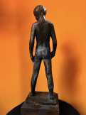 Eladó kisfiút ábrázoló bronz szobor